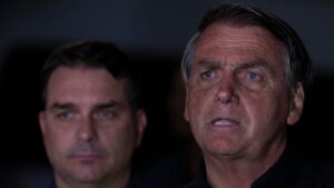 bolsonaro-com-flavio-foto-joedson-alves-efe.jpg